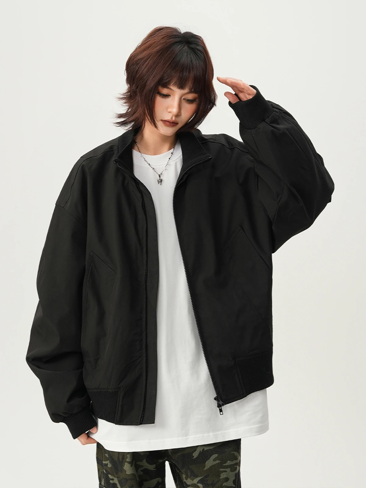 Мужская осенняя куртка-бомбер в американском ретро-стиле с отложным воротником, новинка, тренд High Street, повседневная верхняя одежда Cleanfit, молодежная, свободного кроя, на молнии
Мужская осенняя куртка-бомбер в американском ретро-стиле с отложным воротником, новинка, тренд High Street, повседневная верхняя одежда Cleanfit, молодежная, свободного кроя, на молнии