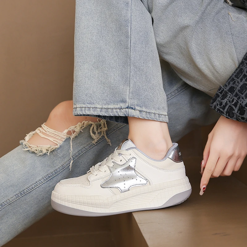The white sneakers are versatile for women The star sneakers are light and not tiring to the feet They are casual sports shoes
The white sneakers are versatile for women The star sneakers are light and not tiring to the feet They are casual sports shoes