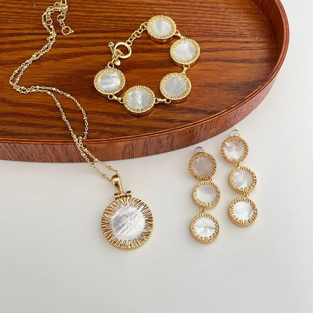 Fashion New Unique Classic Atmospheric Mother-of-pearl Earrings Necklace Bracelet Set Round White Shell Niche Jewelry for Women
Fashion New Unique Classic Atmospheric Mother-of-pearl Earrings Necklace Bracelet Set Round White Shell Niche Jewelry for Women