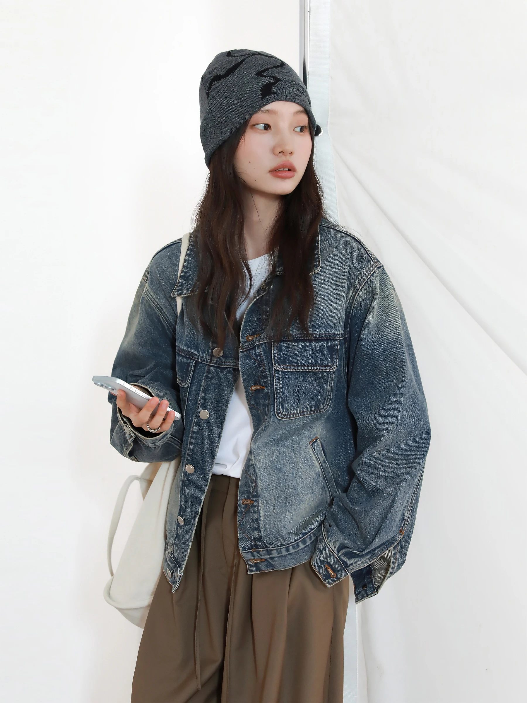 Ретро джинсовая куртка женская весенняя новинка с двойными карманами, отложным воротником, прямого кроя, из смесового хлопка и полиэстера
Ретро джинсовая куртка женская весенняя новинка с двойными карманами, отложным воротником, прямого кроя, из смесового хлопка и полиэстера