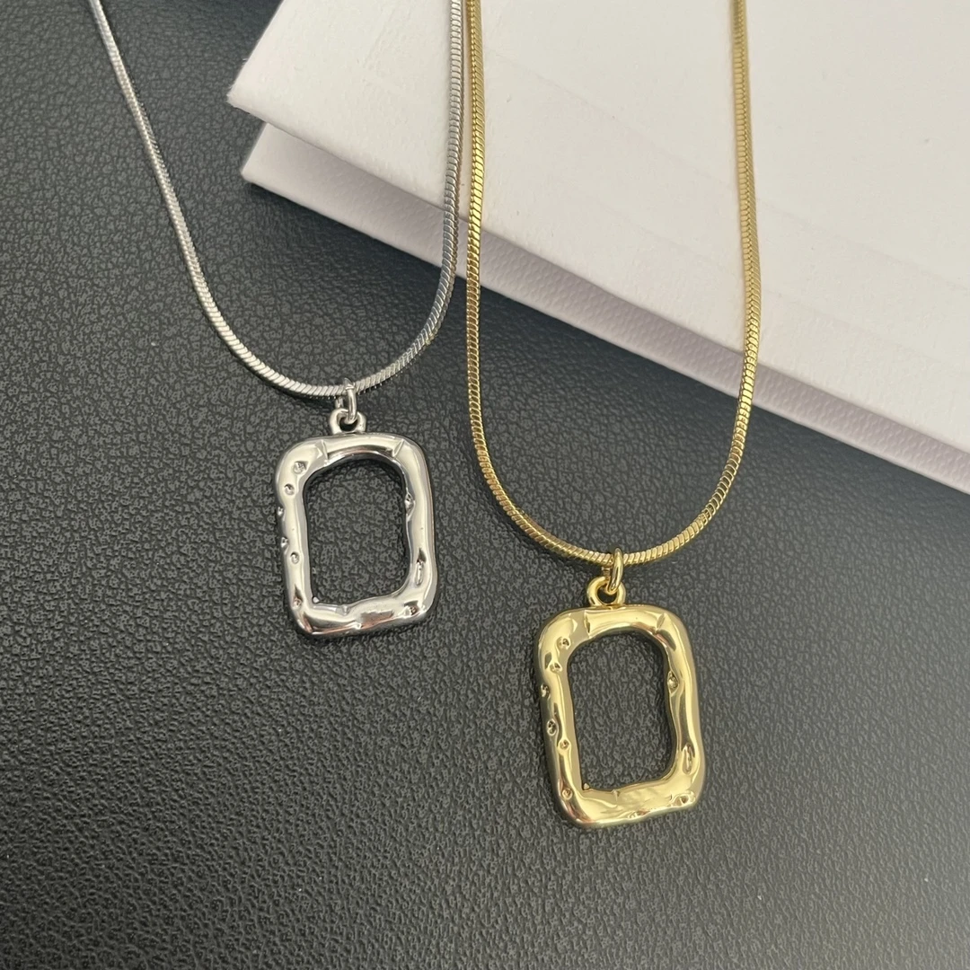 Minimalist, luxurious and niche design with geometric blocks, double-layer chain, and collarbone chain
Minimalist, luxurious and niche design with geometric blocks, double-layer chain, and collarbone chain