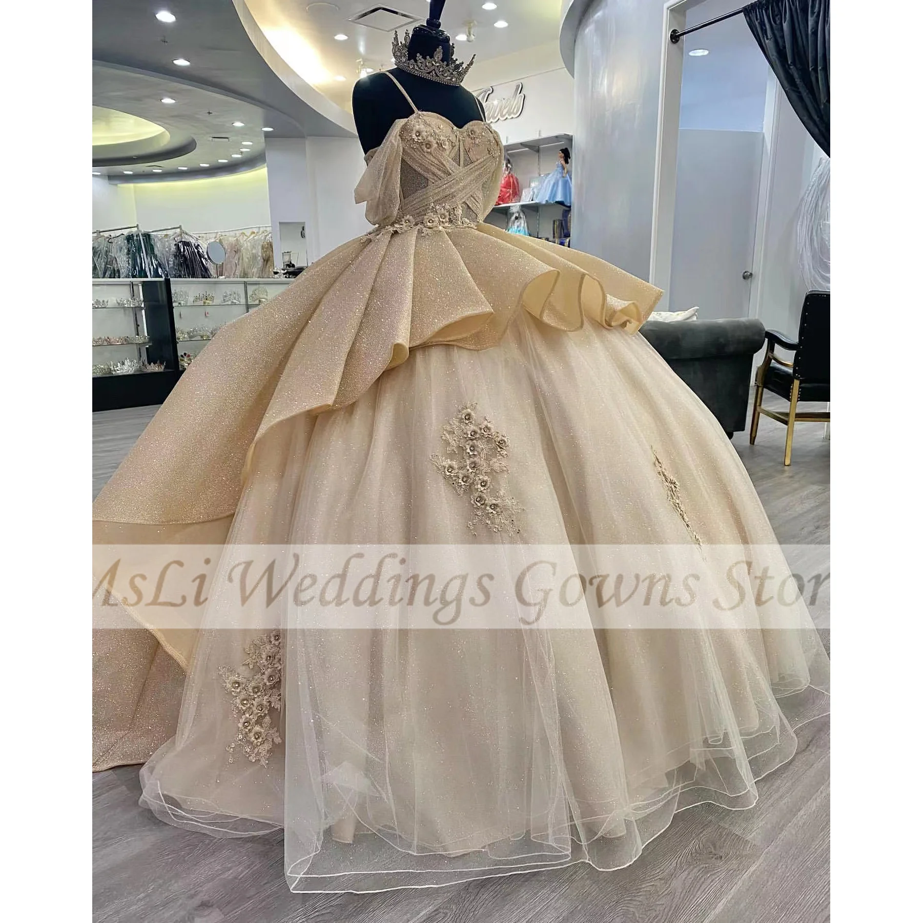 Блестящие шампанские платья для Quinceanera бальное платье с аппликацией на тонких бретелях многоярусные складки с кристаллами Vestidos De 15 Quinceañera
Блестящие шампанские платья для Quinceanera бальное платье с аппликацией на тонких бретелях многоярусные складки с кристаллами Vestidos De 15 Quinceañera