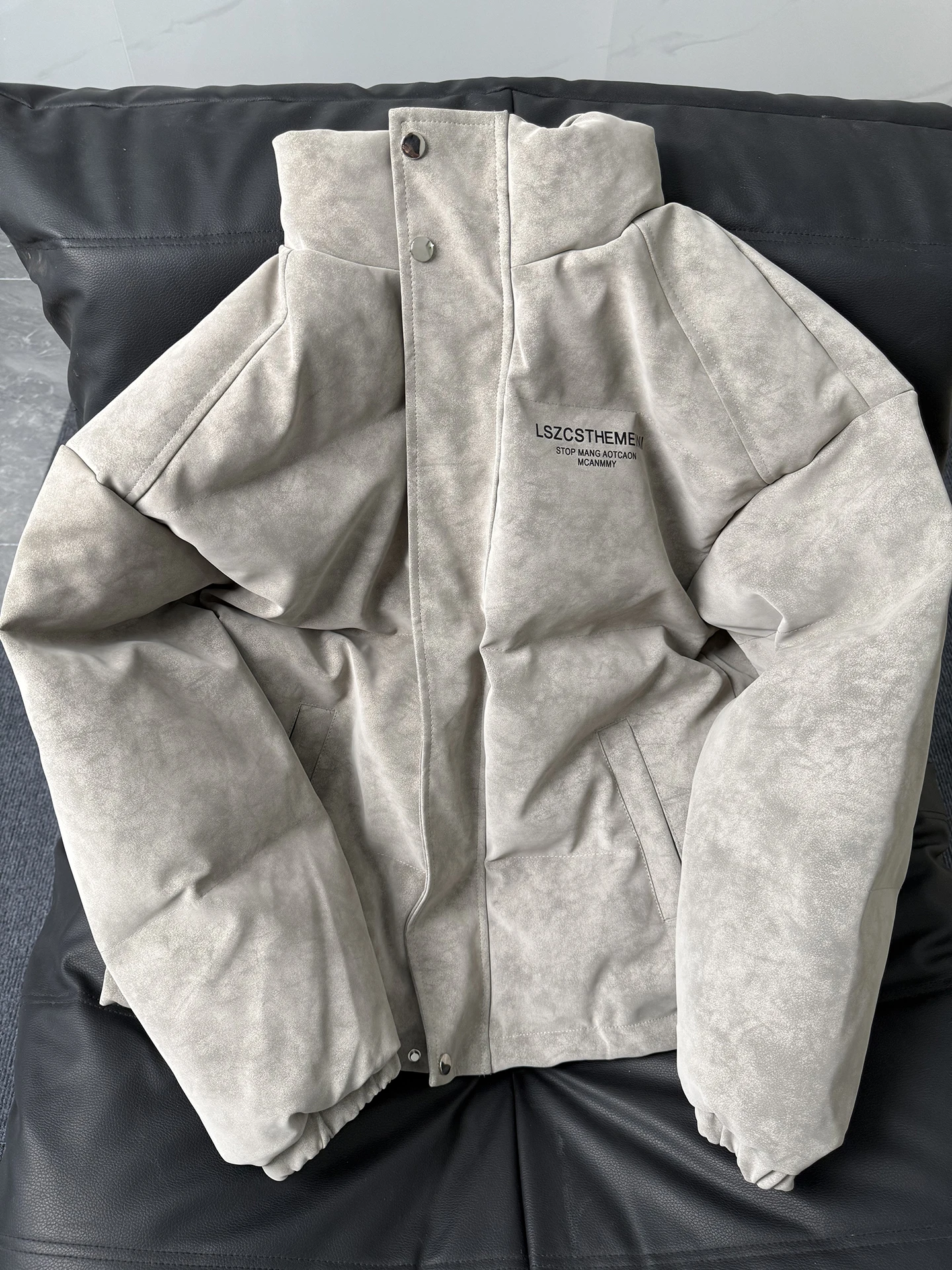 Мужская утепленная куртка Cleanfit из искусственной кожи с воротником-стойкой, зимняя верхняя одежда, защита от холода, премиум-класс, повседневное пальто
Мужская утепленная куртка Cleanfit из искусственной кожи с воротником-стойкой, зимняя верхняя одежда, защита от холода, премиум-класс, повседневное пальто