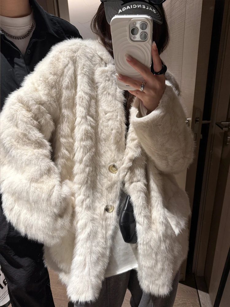 Экологичное женское зимнее пальто из меха и кожи средней длины, свободного кроя, с длинными рукавами
Экологичное женское зимнее пальто из меха и кожи средней длины, свободного кроя, с длинными рукавами