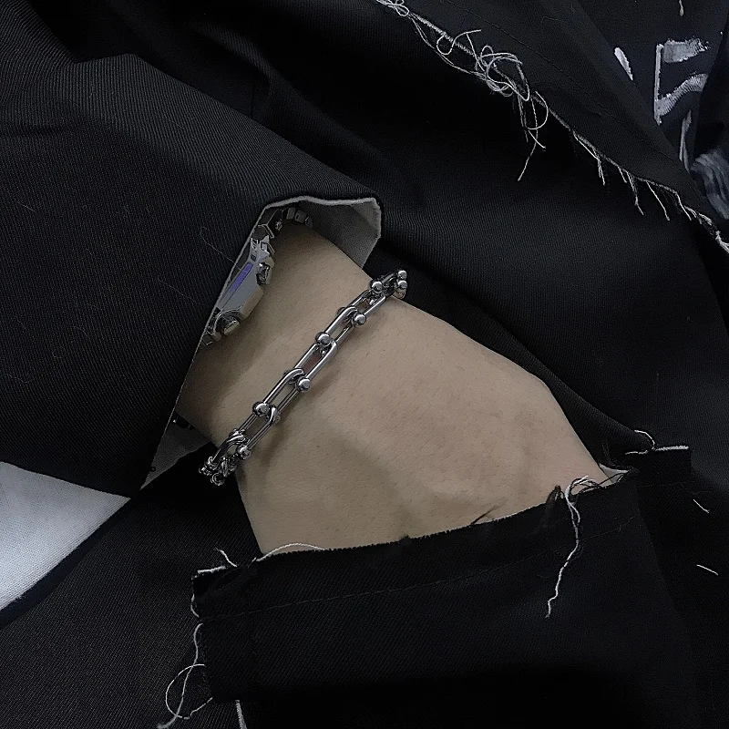 Small niche design U-shaped buckle chain, fashionable and versatile for men and women
Small niche design U-shaped buckle chain, fashionable and versatile for men and women