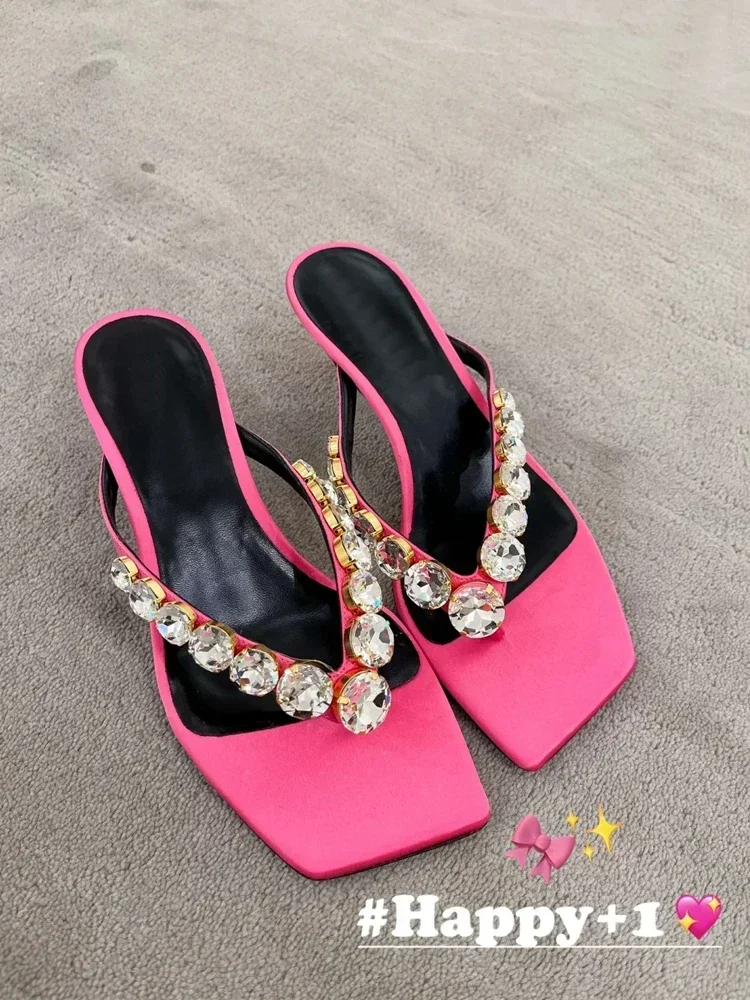 Slippers Women's Fashion 2025 New Herringbone Slippers Diamond High Heels Slim Heels Square Headed Clamping Feet Cool Slippers
Slippers Women's Fashion 2025 New Herringbone Slippers Diamond High Heels Slim Heels Square Headed Clamping Feet Cool Slippers