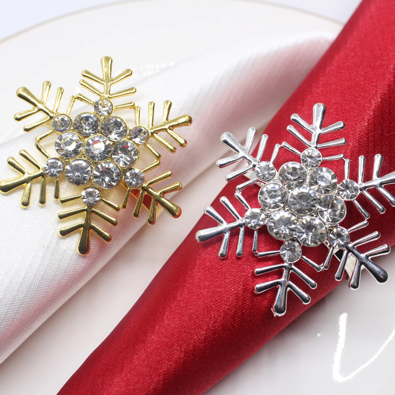 6pcs Snowflake Christmas Napkin Ring Buckle Alloy High-Quality Tissue Ring Holders for Home Restaurant Christmas Table Decor
6pcs Snowflake Christmas Napkin Ring Buckle Alloy High-Quality Tissue Ring Holders for Home Restaurant Christmas Table Decor