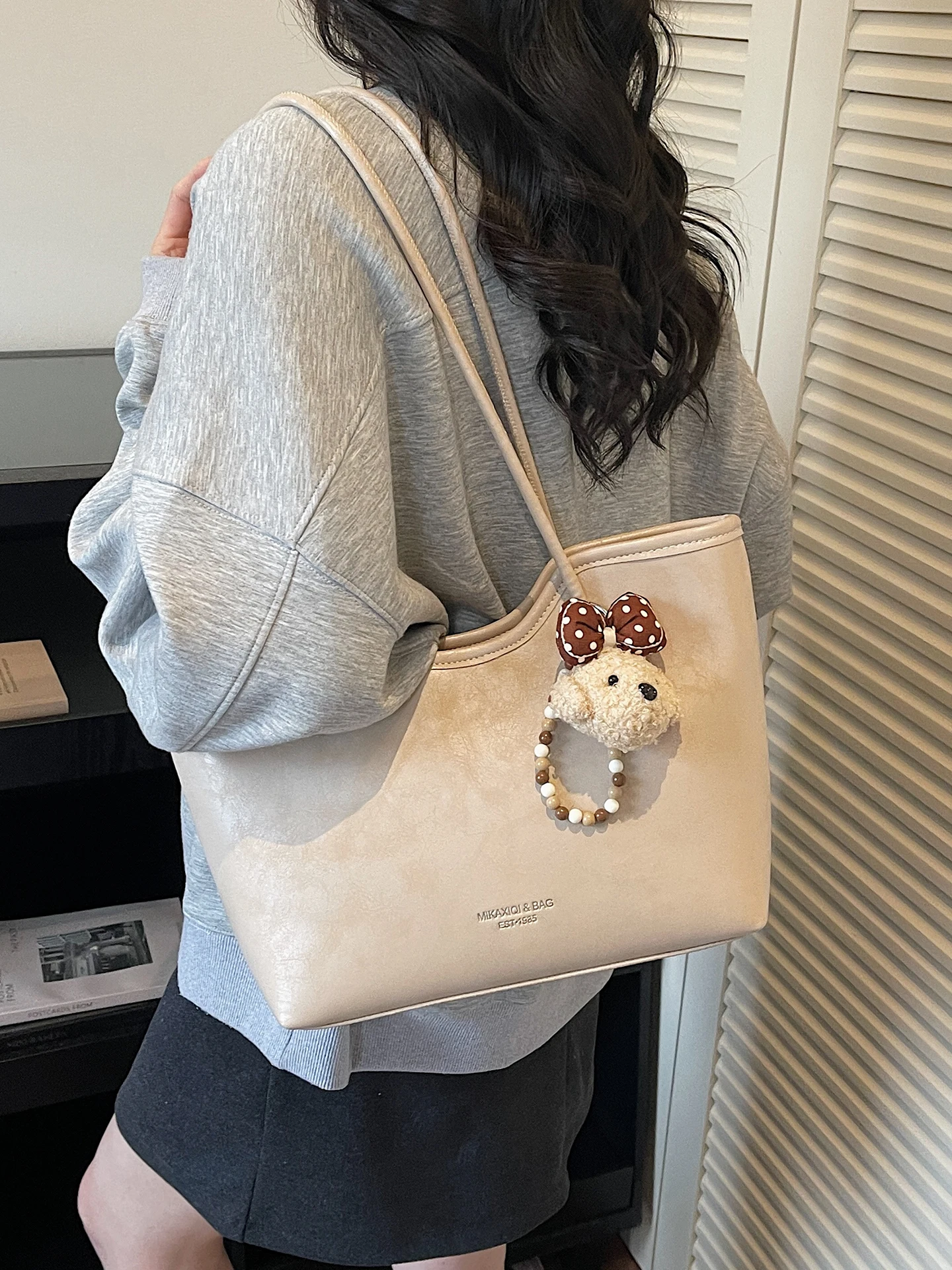 Fashionable Large Capacity Women's Tote Bag Commuter Bag Casual Simple Style Spring 2026 New Handbag Shoulder Bag for Young W...
Fashionable Large Capacity Women's Tote Bag Commuter Bag Casual Simple Style Spring 2026 New Handbag Shoulder Bag for Young W...