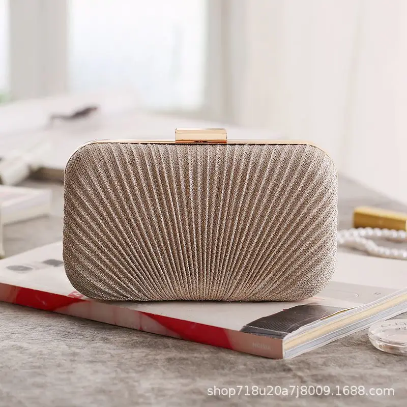 Женские вечерние сумки золотого цвета с металлической цепочкой и рюшами, модный дизайн, стильные клатчи со стразами, блестящие бриллианты для невесты
Женские вечерние сумки золотого цвета с металлической цепочкой и рюшами, модный дизайн, стильные клатчи со стразами, блестящие бриллианты для невесты