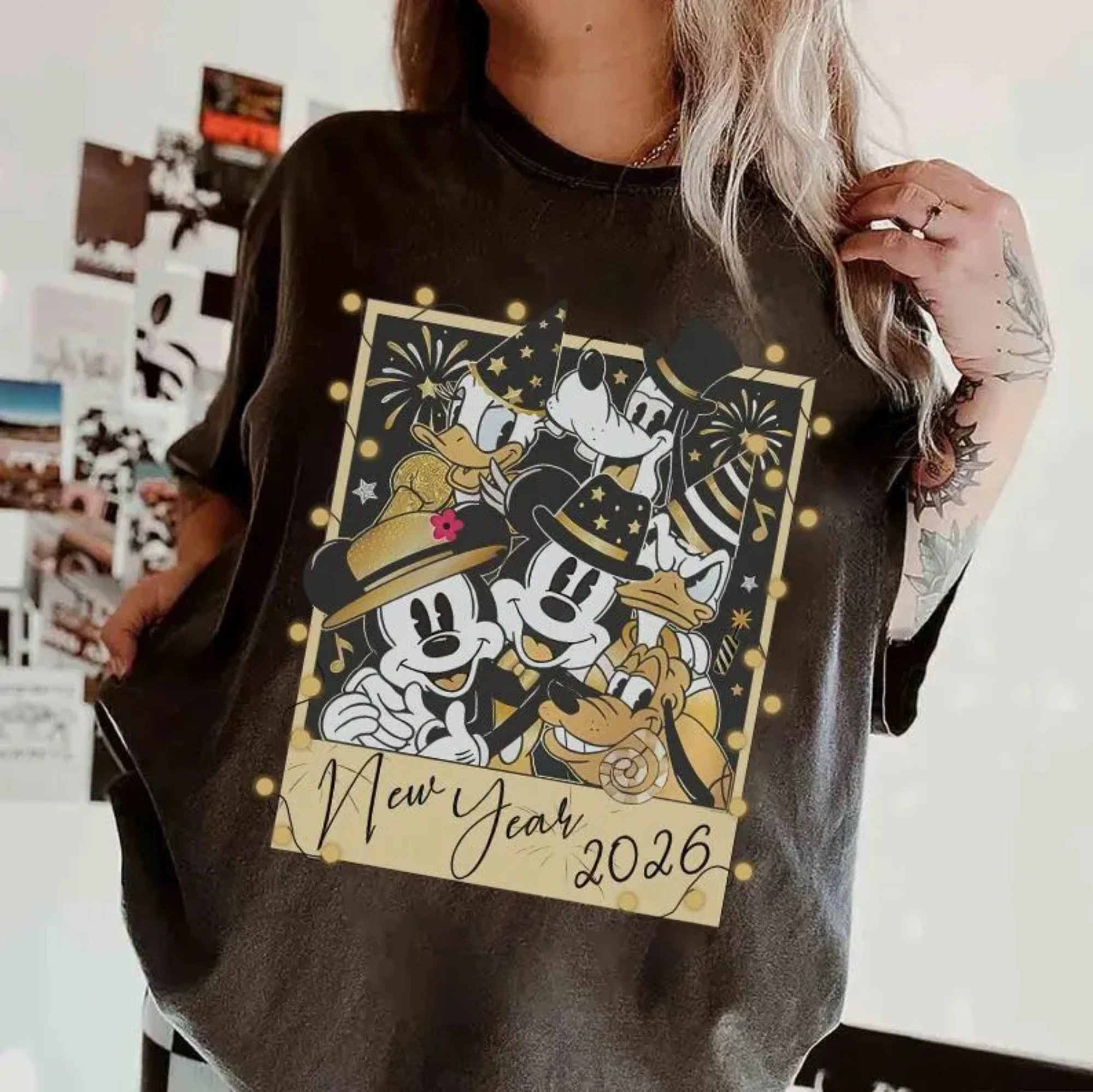 Новогодняя фоторубашка с Микки и друзьями 2026 года, одинаковые рубашки с Новым годом Диснея для путешествий, новогодний эпокат
Новогодняя фоторубашка с Микки и друзьями 2026 года, одинаковые рубашки с Новым годом Диснея для путешествий, новогодний эпокат