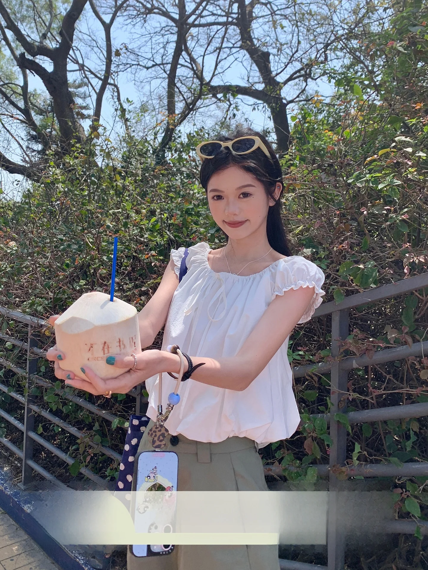 Женская свободная блузка на одно плечо в нежном стиле, весна-лето 2026, из смесового хлопка с цветочным декором, приталенный топ от CHEESEBUNNY
Женская свободная блузка на одно плечо в нежном стиле, весна-лето 2026, из смесового хлопка с цветочным декором, приталенный топ от CHEESEBUNNY