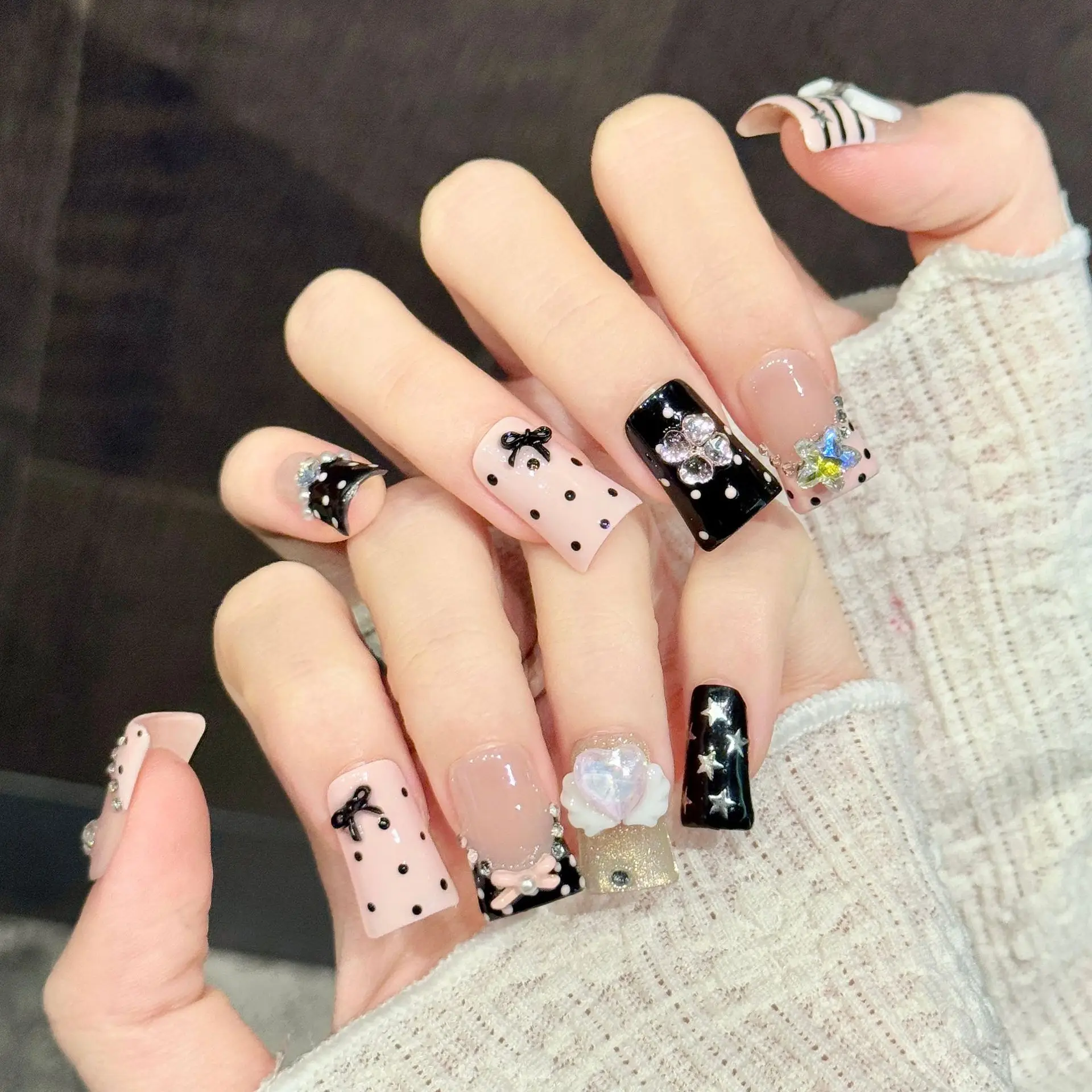 10Pcs Short Duckbill Black False Nails with Lovely Stars Rhinestone Design Sweet Press on Nails Set French Bow Wearable Nail Art
10Pcs Short Duckbill Black False Nails with Lovely Stars Rhinestone Design Sweet Press on Nails Set French Bow Wearable Nail Art