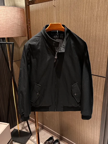 Новая мужская теплая зимняя куртка в американском повседневном стиле, высококачественная, с воротником-стойкой, из хлопка и полиэфирного волокна
Новая мужская теплая зимняя куртка в американском повседневном стиле, высококачественная, с воротником-стойкой, из хлопка и полиэфирного волокна