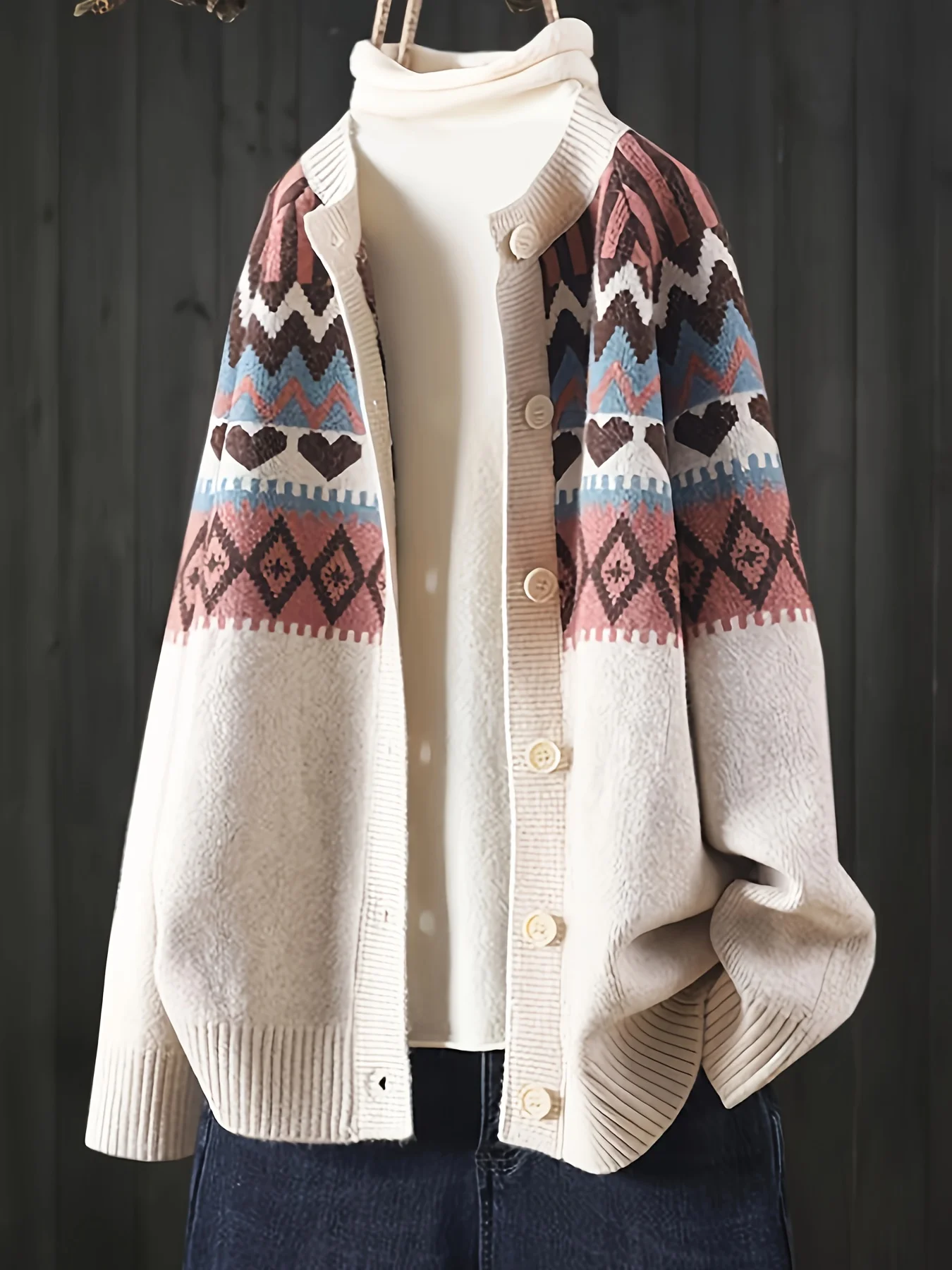 Женский белый вязаный кардиган больших размеров, модный повседневный трикотаж в стиле ретро с геометрическим узором, украшенный пуговицами
Женский белый вязаный кардиган больших размеров, модный повседневный трикотаж в стиле ретро с геометрическим узором, украшенный пуговицами