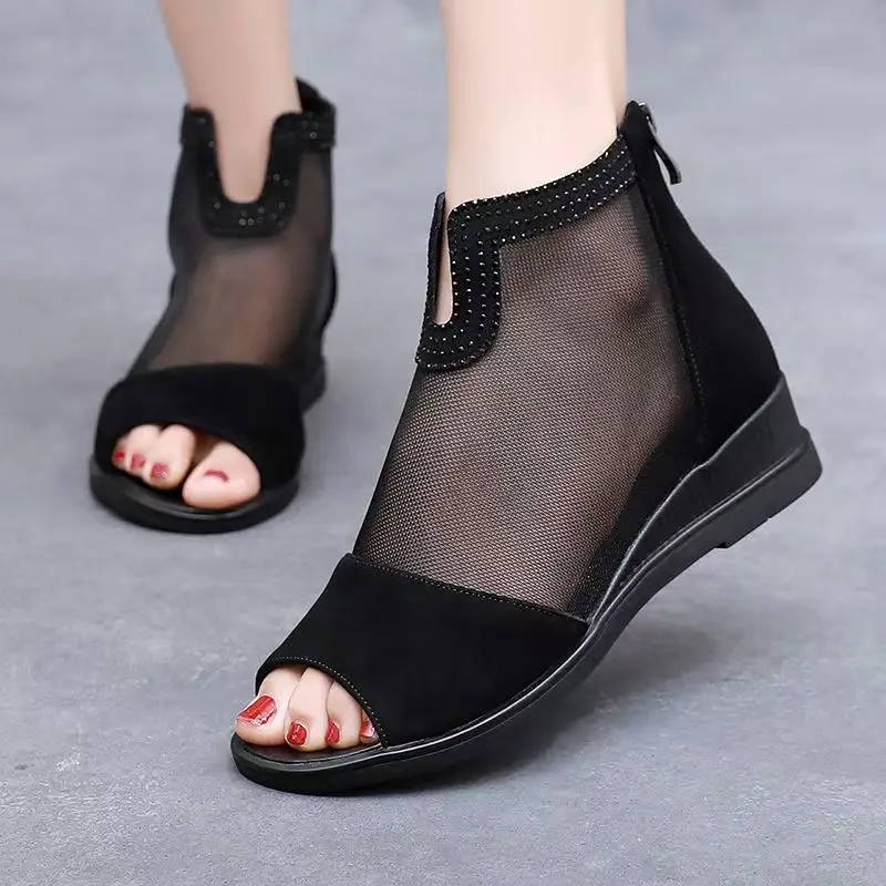 Women Big Size Mesh Wedges Peep Toe Ankle Boot Summer New Soft sole Breathable Cover Heel Zippers Cool Boots Low Heel Sandals
Women Big Size Mesh Wedges Peep Toe Ankle Boot Summer New Soft sole Breathable Cover Heel Zippers Cool Boots Low Heel Sandals