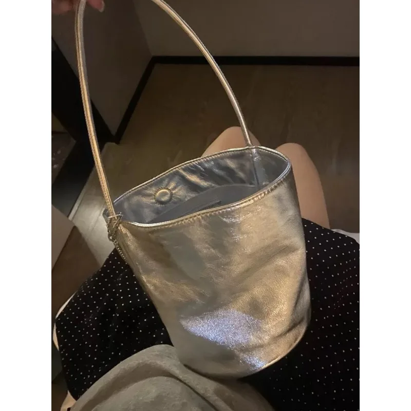 New 2025 Simple Silver Bucket Bag Women's Handbag Tote Bag Show Lin Handbag Shoulder Bag Fashionable Korean Sle PU Leather
New 2025 Simple Silver Bucket Bag Women's Handbag Tote Bag Show Lin Handbag Shoulder Bag Fashionable Korean Sle PU Leather