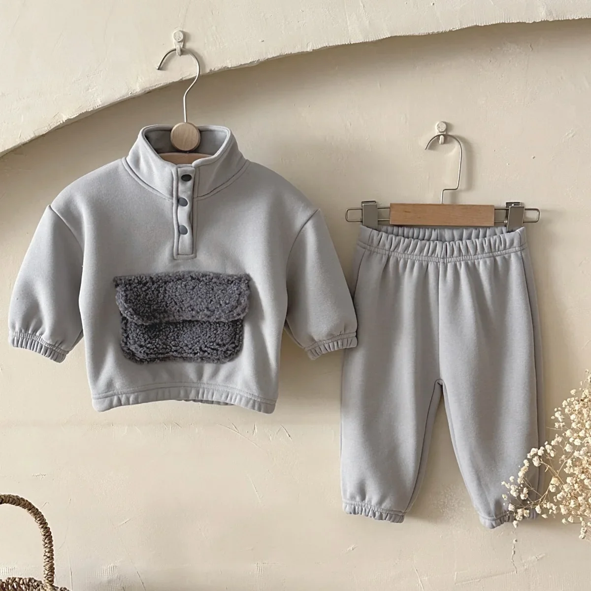 Зимний теплый костюм для новорожденных мальчиков, плюшевый пуловер с карманами и пуговицами, удобные штаны для отдыха, комплект для детей 1-3 лет
Зимний теплый костюм для новорожденных мальчиков, плюшевый пуловер с карманами и пуговицами, удобные штаны для отдыха, комплект для детей 1-3 лет