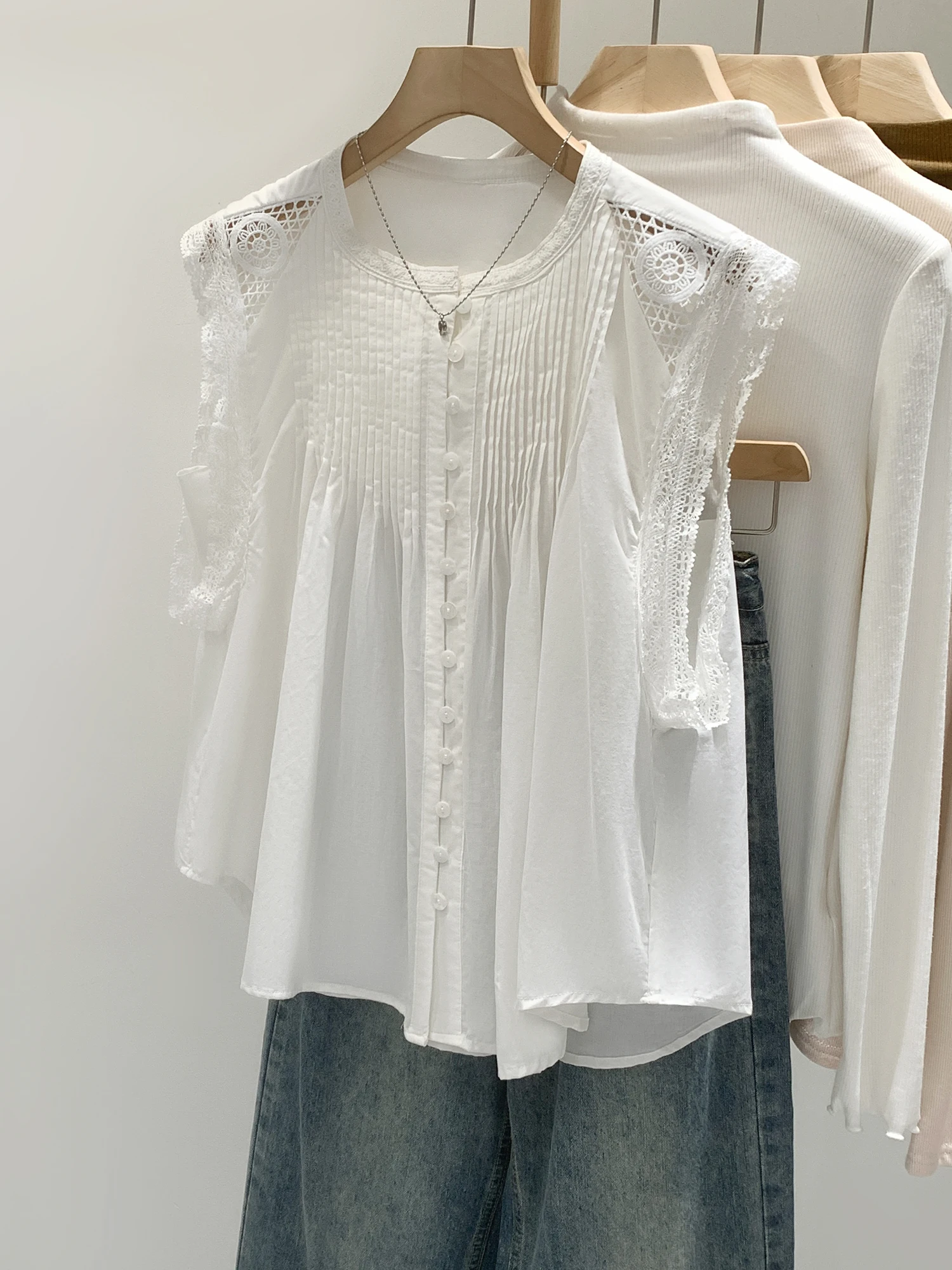 White Loose Pure Cotton Pleated Button Lace round Neck Sleeveless Women's Shirt 2026 New High Quality Fashion Top
White Loose Pure Cotton Pleated Button Lace round Neck Sleeveless Women's Shirt 2026 New High Quality Fashion Top