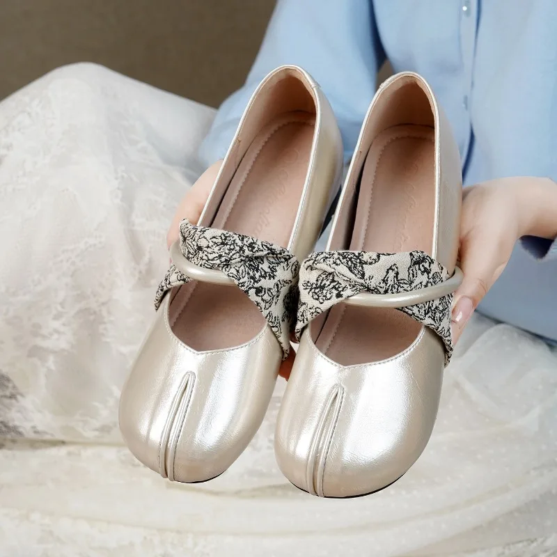 2026 New Soft Leather French Style Elevate Ballet Single Shoes Women's Versatile Mary Janes Small Leather Shoes Evening Shoes
2026 New Soft Leather French Style Elevate Ballet Single Shoes Women's Versatile Mary Janes Small Leather Shoes Evening Shoes