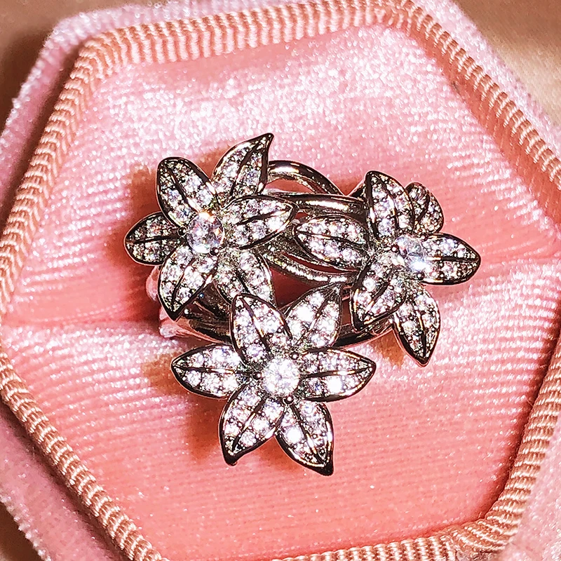 Delicate Super Flash Three-Flower Round Diamond Couple Ring For Women Geometric Silver-Plated Zircon Valentine Day Gift Jewelry
Delicate Super Flash Three-Flower Round Diamond Couple Ring For Women Geometric Silver-Plated Zircon Valentine Day Gift Jewelry