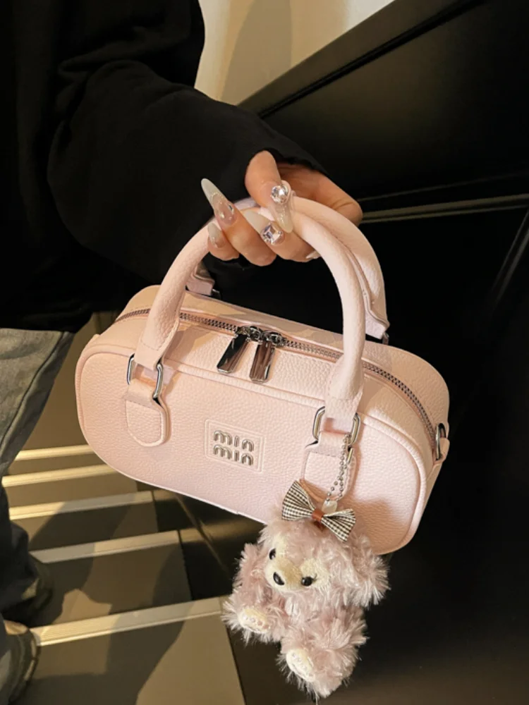 High-end designer portable bowling bag female spring and autumn all-match fashion shoulder bag messenger bag small square bag
High-end designer portable bowling bag female spring and autumn all-match fashion shoulder bag messenger bag small square bag