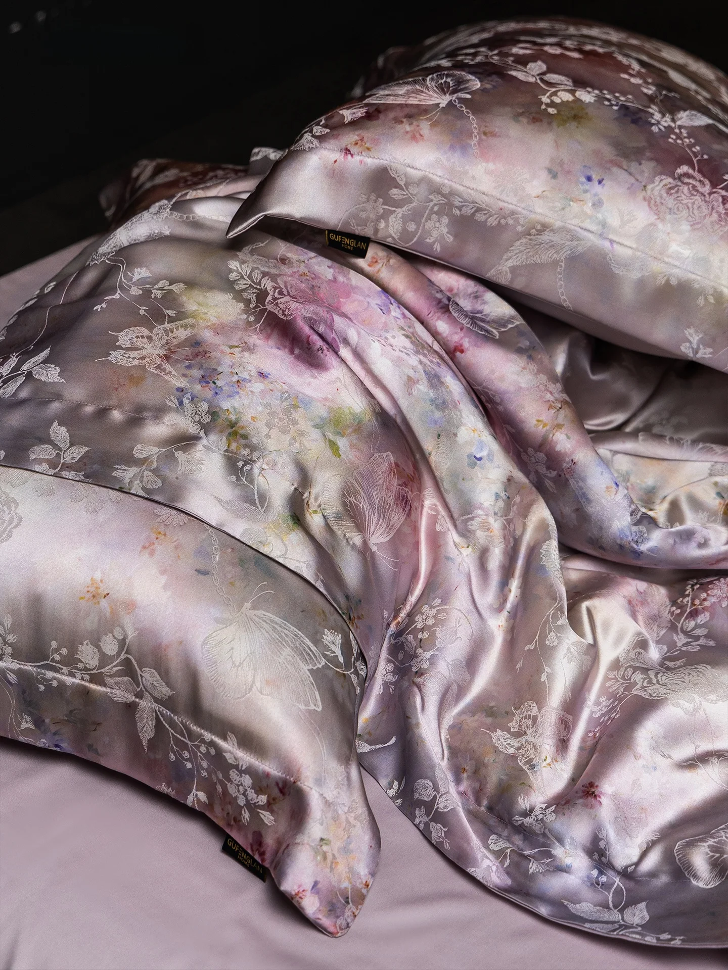 Luxury Embroidered Modal Silk Four-Piece Bedding Set Skin-Friendly Naked Sleep Comforter Cover Soft Cotton Plant Floral Design
Luxury Embroidered Modal Silk Four-Piece Bedding Set Skin-Friendly Naked Sleep Comforter Cover Soft Cotton Plant Floral Design