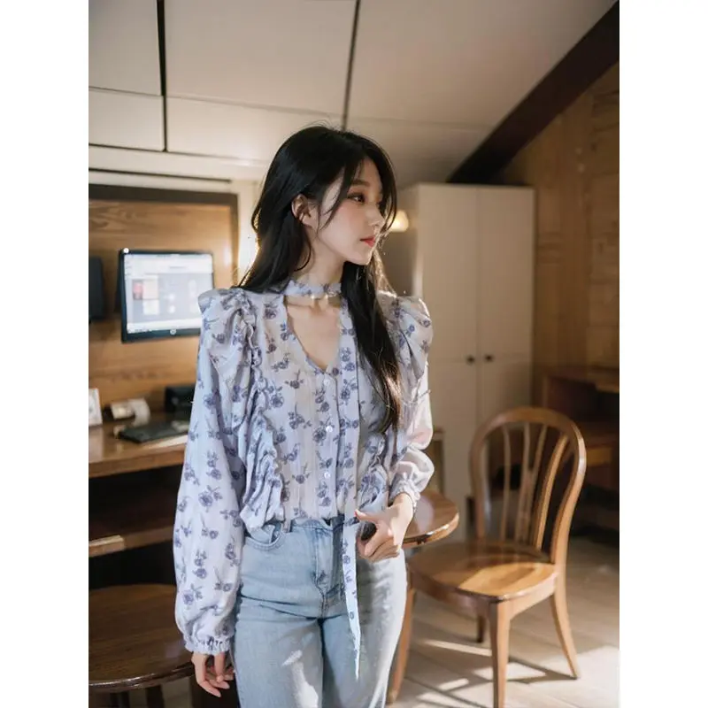 Mature Style V-neck Floral Shirt for Women with Design Ruffled Lace-up Long Sleeve Chic Top
Mature Style V-neck Floral Shirt for Women with Design Ruffled Lace-up Long Sleeve Chic Top