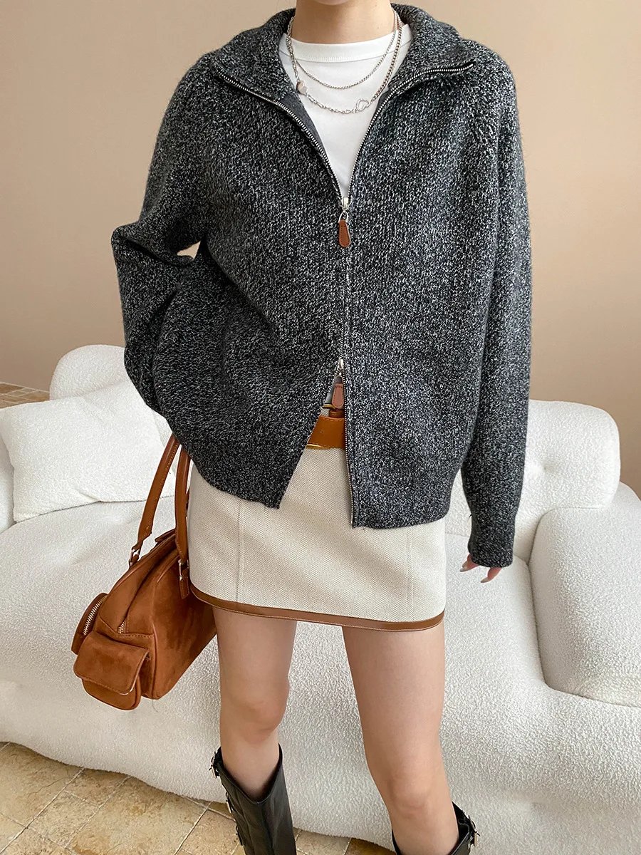Intelligent dressing, high-end feel, double zipper stand up collar, retro floral gray sweater, knitted cardigan
Intelligent dressing, high-end feel, double zipper stand up collar, retro floral gray sweater, knitted cardigan