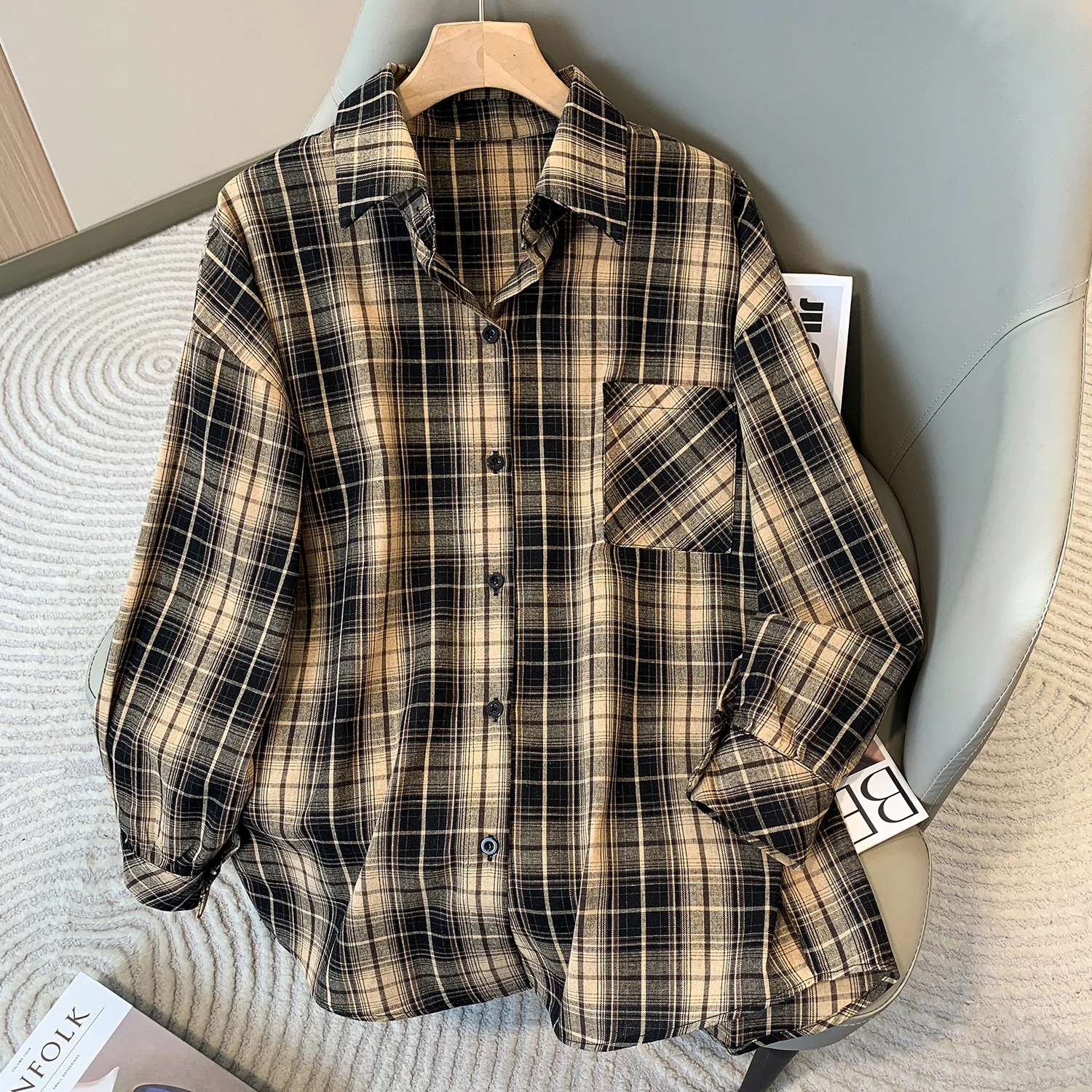 Модные темпераментные повседневные топы, клетчатая блузка с длинными рукавами и лацканами, женская 20225, новая корейская свободная стильная очень большая рубашка
Модные темпераментные повседневные топы, клетчатая блузка с длинными рукавами и лацканами, женская 20225, новая корейская свободная стильная очень большая рубашка