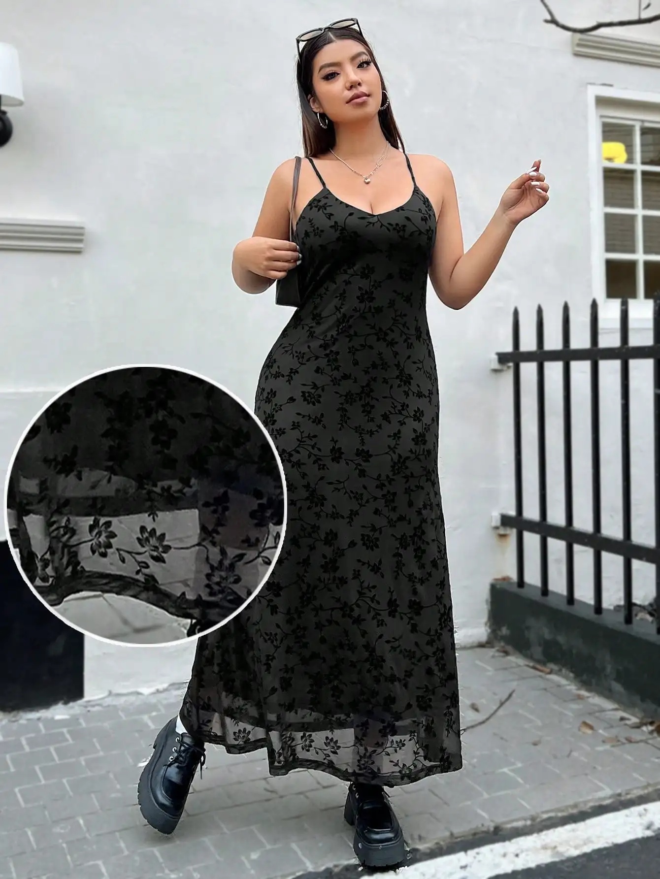 Черное кружевное платье-макси с цветочным узором, тонкими бретелями и V-образным вырезом
Черное кружевное платье-макси с цветочным узором, тонкими бретелями и V-образным вырезом