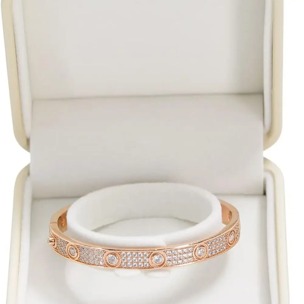 Роскошная белая шкатулка для драгоценностей из искусственной кожи с бархатной подкладкой для хранения браслетов
Роскошная белая шкатулка для драгоценностей из искусственной кожи с бархатной подкладкой для хранения браслетов