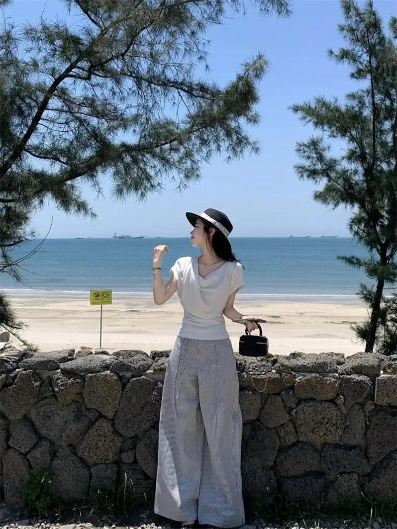 Retro Fashionable Women's Summer 2026 T-Shirt Wide Leg Pants Batwing Sleeve Set Stripe High Collar Two Piece Suit
Retro Fashionable Women's Summer 2026 T-Shirt Wide Leg Pants Batwing Sleeve Set Stripe High Collar Two Piece Suit