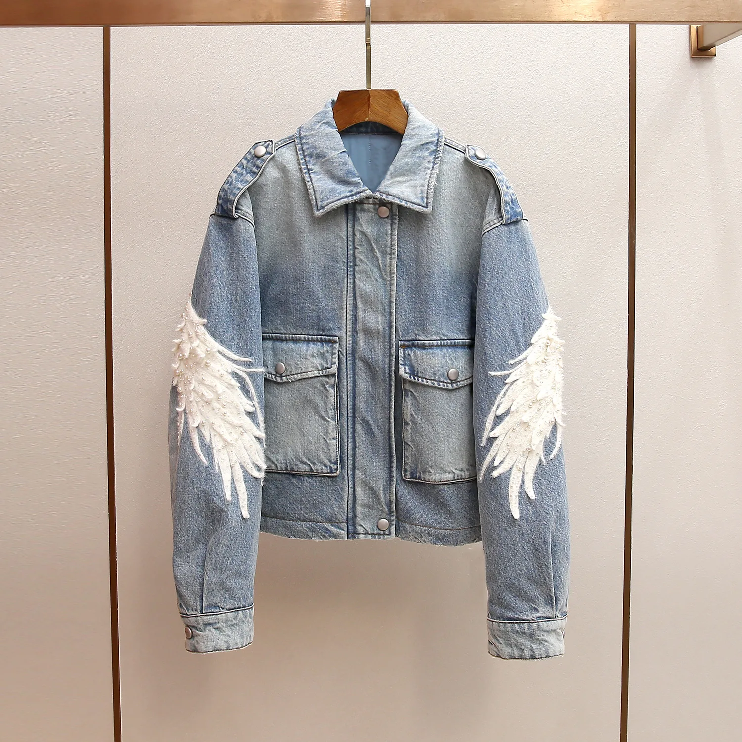 High-End Women's Winter Denim Jacket Korean Design Pearl Embellished Collar Cotton Outerwear Short Outerwear Commute Style
High-End Women's Winter Denim Jacket Korean Design Pearl Embellished Collar Cotton Outerwear Short Outerwear Commute Style