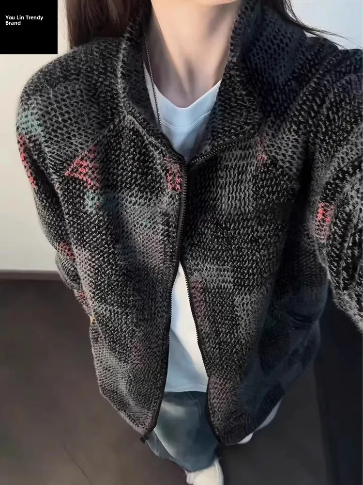 Вязаный кардиган в клетку для мужчин, осенне-зимний, высококачественный, в американском ретро-стиле, с воротником-стойкой, теплый, длинный рукав
Вязаный кардиган в клетку для мужчин, осенне-зимний, высококачественный, в американском ретро-стиле, с воротником-стойкой, теплый, длинный рукав