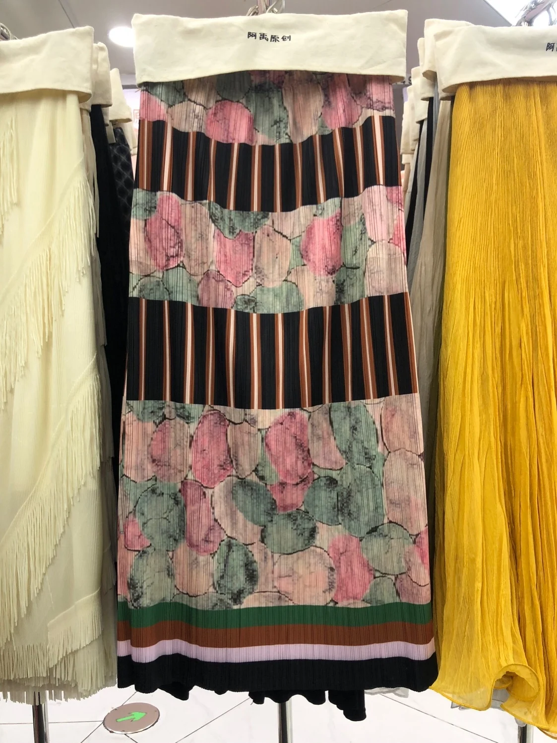 Elegant Floral Print Pleated Split High Waist Straight Cut Midi Skirt Women's Summer Fashion Slimming Versatile Half-length S...
Elegant Floral Print Pleated Split High Waist Straight Cut Midi Skirt Women's Summer Fashion Slimming Versatile Half-length S...