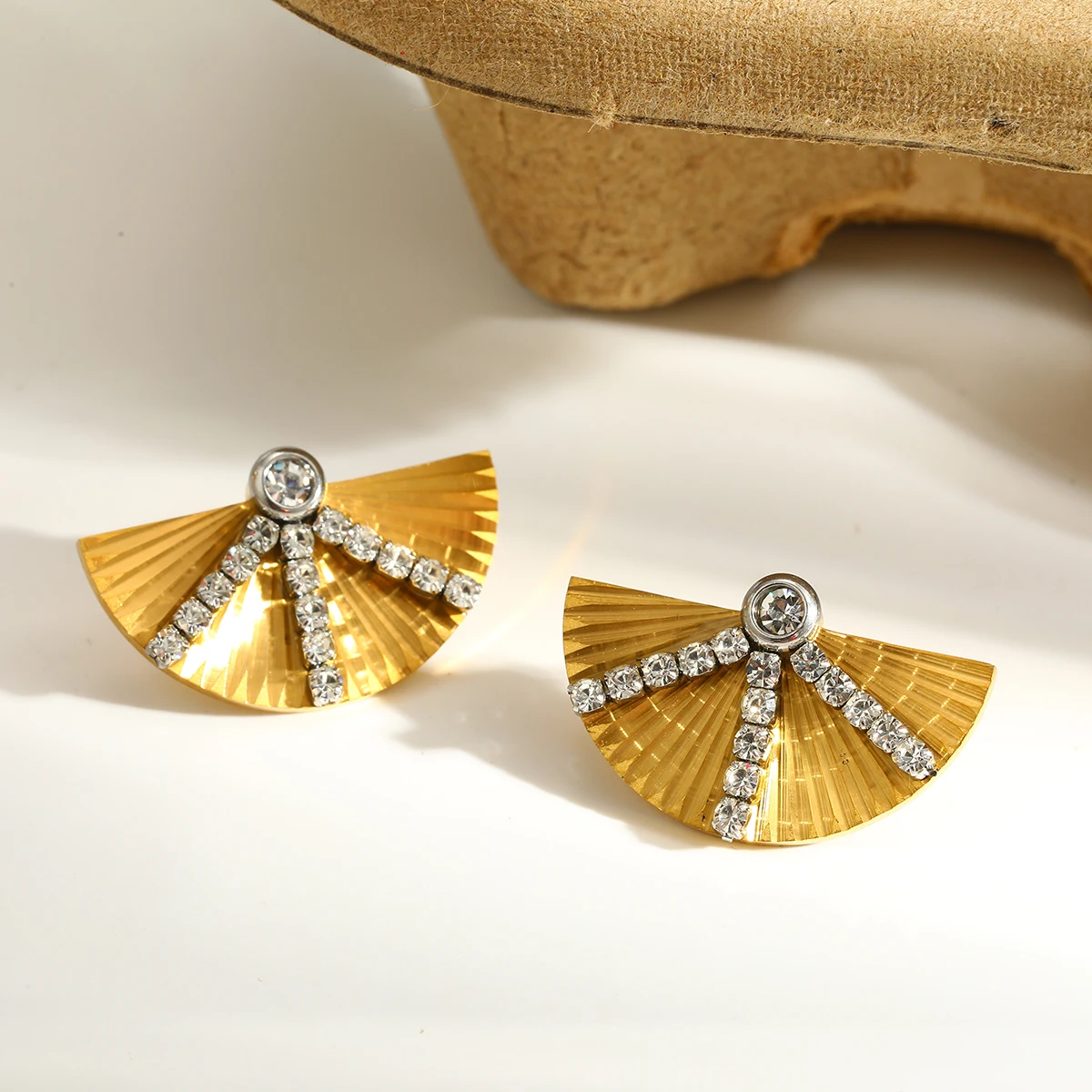 Exquisite Stainless Steel Earrings Water Drop Zirconia Geometric Stud Earrings for Women's Birthday Prom Cocktail Party Jewelry
Exquisite Stainless Steel Earrings Water Drop Zirconia Geometric Stud Earrings for Women's Birthday Prom Cocktail Party Jewelry
