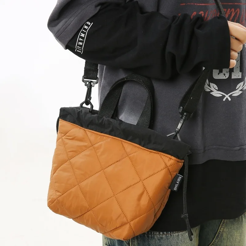 Versatile Japanese Sle Crossbody Bag with Cotton Insert Single oulder Mobile Phone Bag for Couples ular among Students
Versatile Japanese Sle Crossbody Bag with Cotton Insert Single oulder Mobile Phone Bag for Couples ular among Students