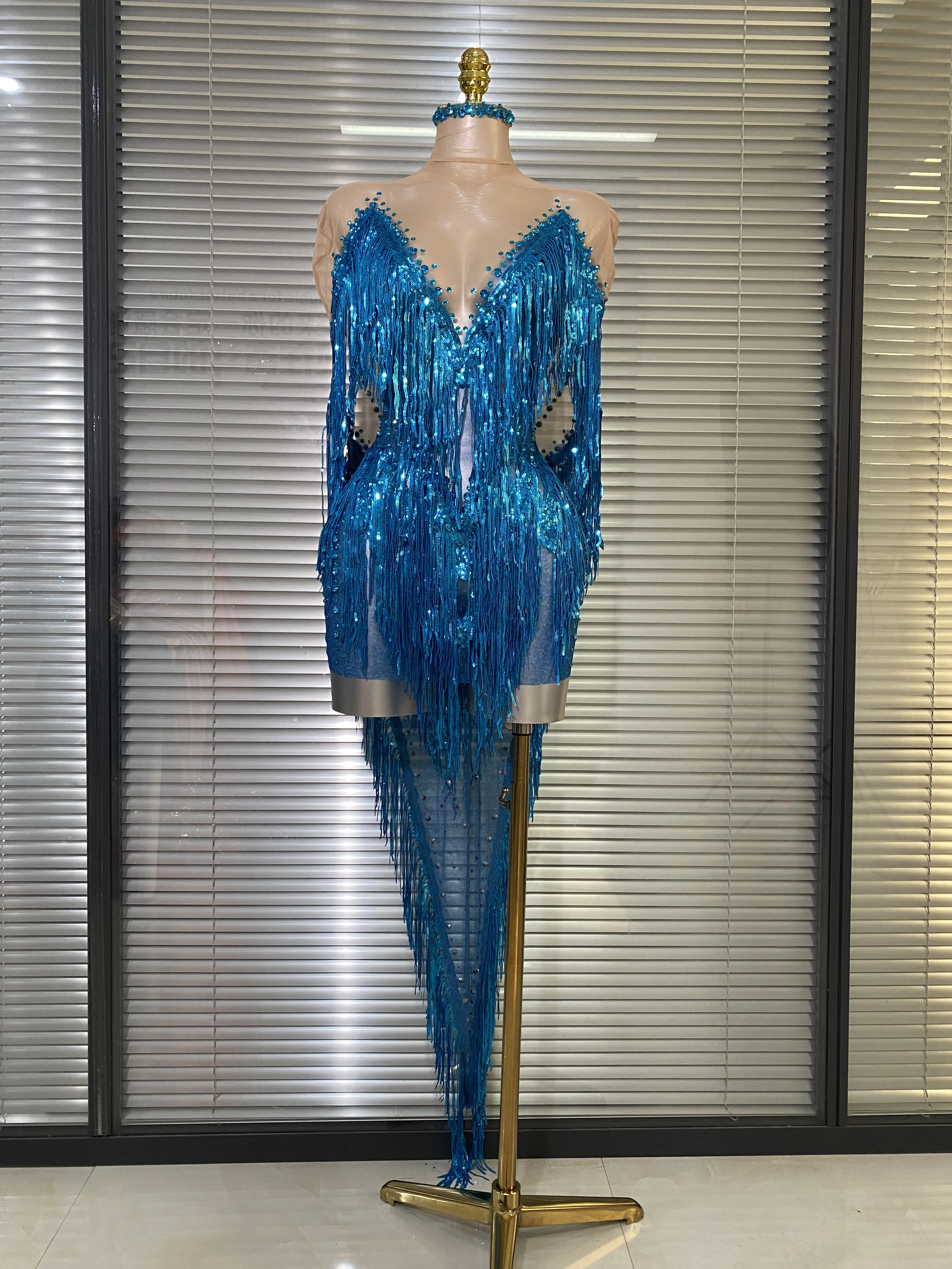 Блестящее платье с сетчатыми вставками и стразами для женщин, с прозрачной накидкой, без рукавов, для дня рождения, сценических выступлений, ночных клубов, костюм для выступлений
Блестящее платье с сетчатыми вставками и стразами для женщин, с прозрачной накидкой, без рукавов, для дня рождения, сценических выступлений, ночных клубов, костюм для выступлений