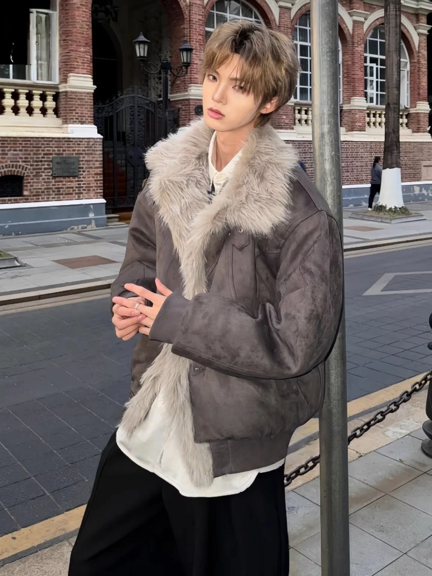 Мужская хлопковая куртка в американском ретро-стиле с меховым воротником, теплая, с кожаными и меховыми вставками, молодежная зимняя верхняя одежда
Мужская хлопковая куртка в американском ретро-стиле с меховым воротником, теплая, с кожаными и меховыми вставками, молодежная зимняя верхняя одежда