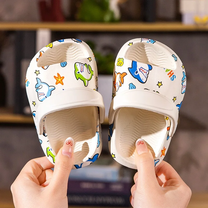 Children's slippers 2025 summer new print shark boy baby indoor and outdoor wear-resistant children's lightweight hole shoes
Children's slippers 2025 summer new print shark boy baby indoor and outdoor wear-resistant children's lightweight hole shoes