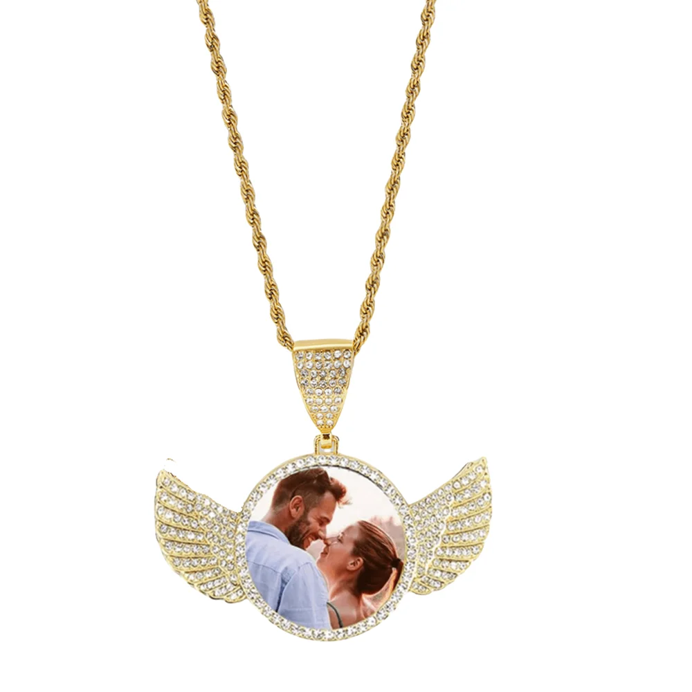 Stylish and minimalist angel wing pendant hip-hop necklace, braided chain, unisex design.
Stylish and minimalist angel wing pendant hip-hop necklace, braided chain, unisex design.