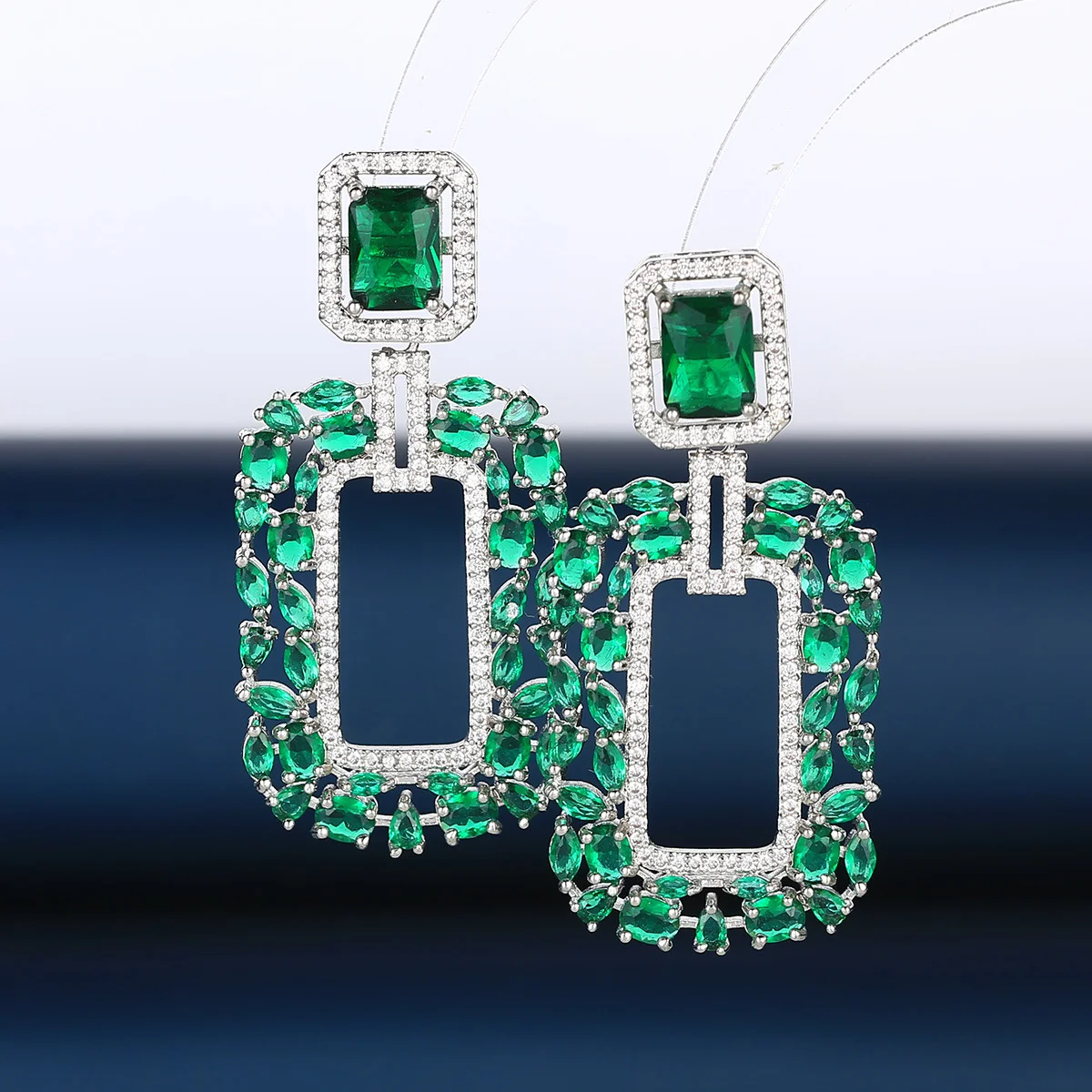 Роскошные серьги-подвески из серебра 925 пробы с изумрудно-зелеными камнями для женщин, серьги-подвески с фианитами, покрытые стерлинговым серебром, праздничные украшения
Роскошные серьги-подвески из серебра 925 пробы с изумрудно-зелеными камнями для женщин, серьги-подвески с фианитами, покрытые стерлинговым серебром, праздничные украшения