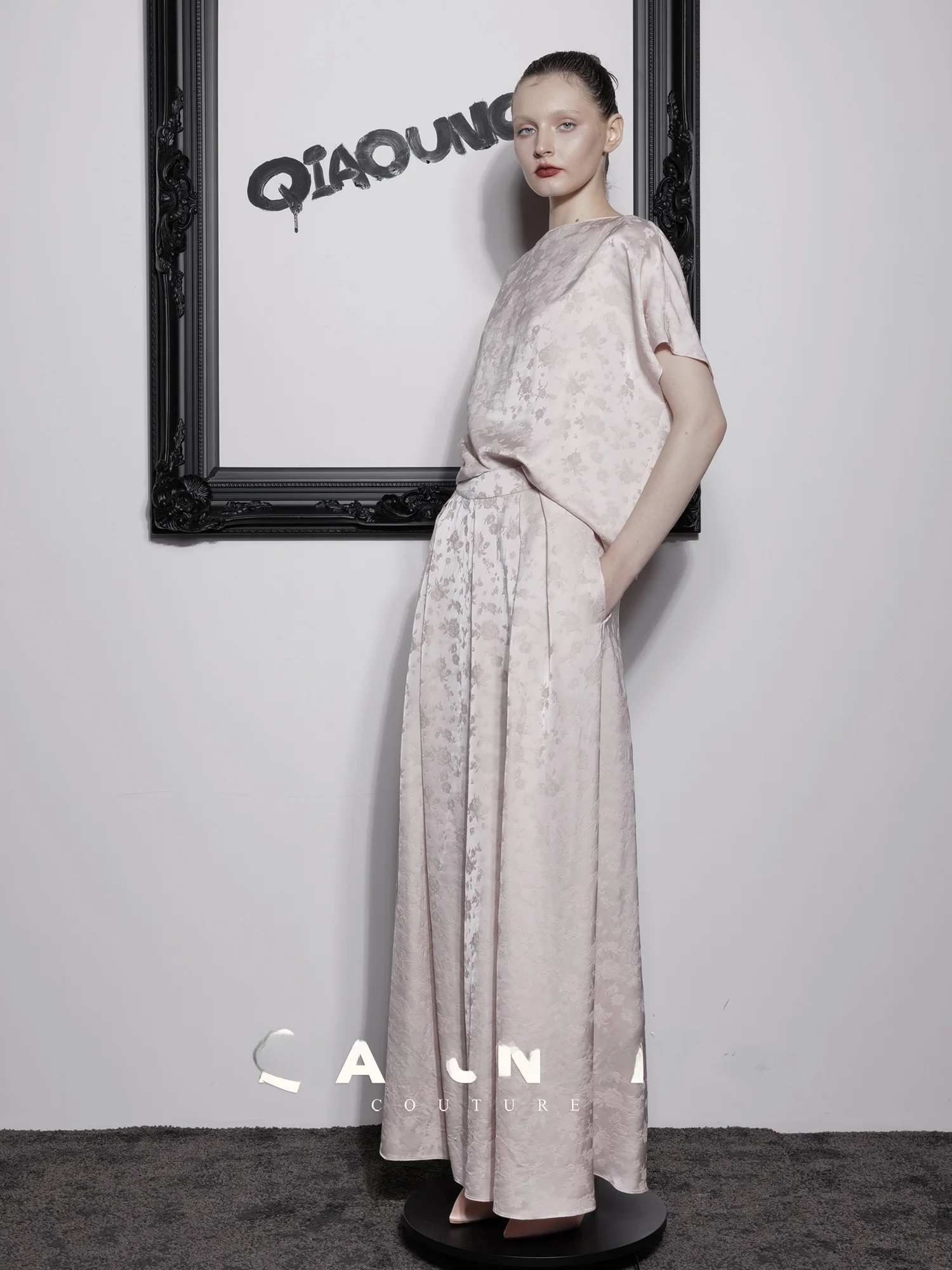 UNCHY Champagne Pink One-oulder Embroidered Top And Skirt Set New Arrival Loose Fit Regular Sve Length ort
UNCHY Champagne Pink One-oulder Embroidered Top And Skirt Set New Arrival Loose Fit Regular Sve Length ort