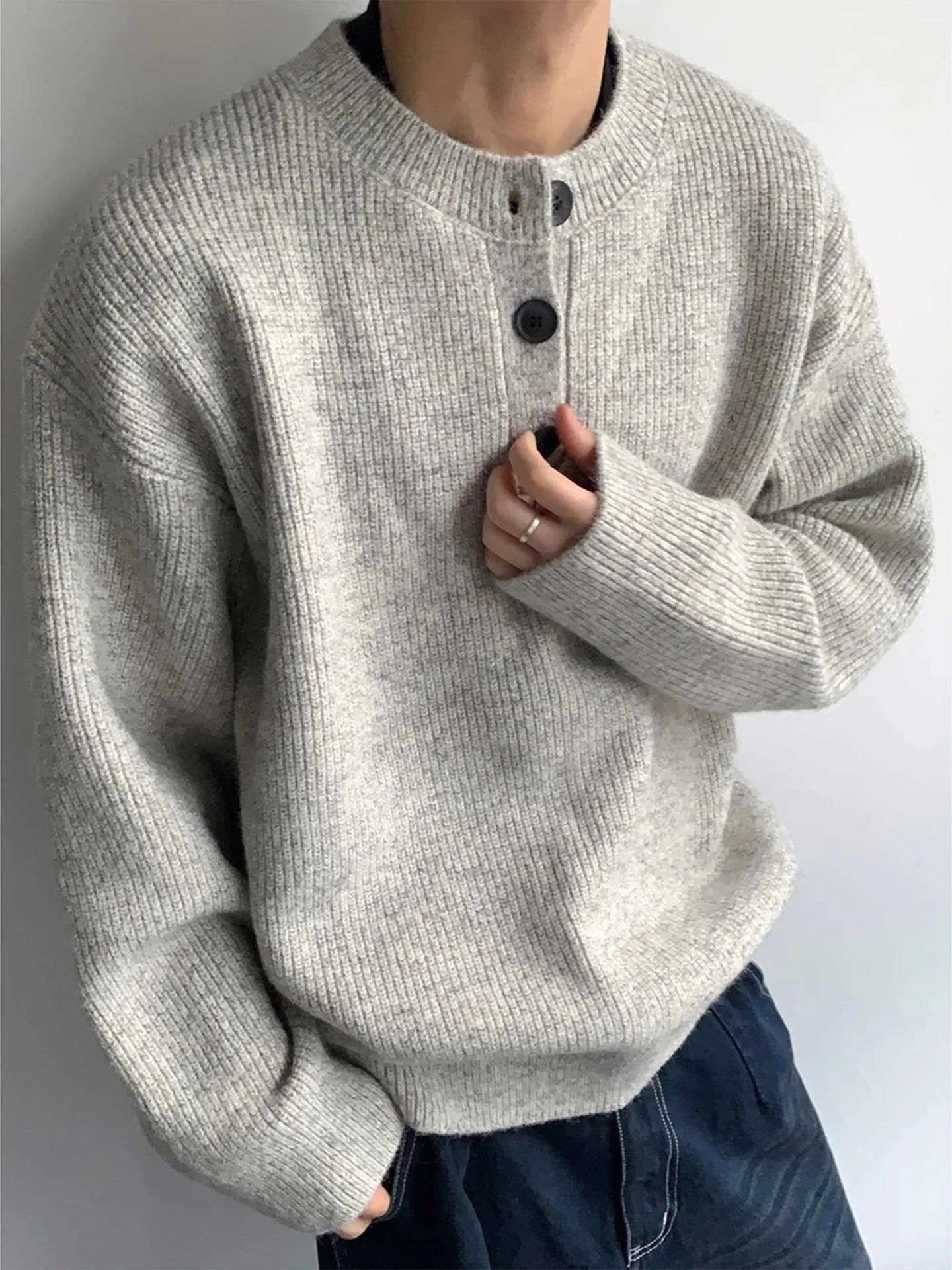 Мягкий и удобный мужской вязаный свитер с легкими глазами и круглым воротником Генри на пуговицах Ne для осенне-зимнего сезона, повседневная одежда
Мягкий и удобный мужской вязаный свитер с легкими глазами и круглым воротником Генри на пуговицах Ne для осенне-зимнего сезона, повседневная одежда