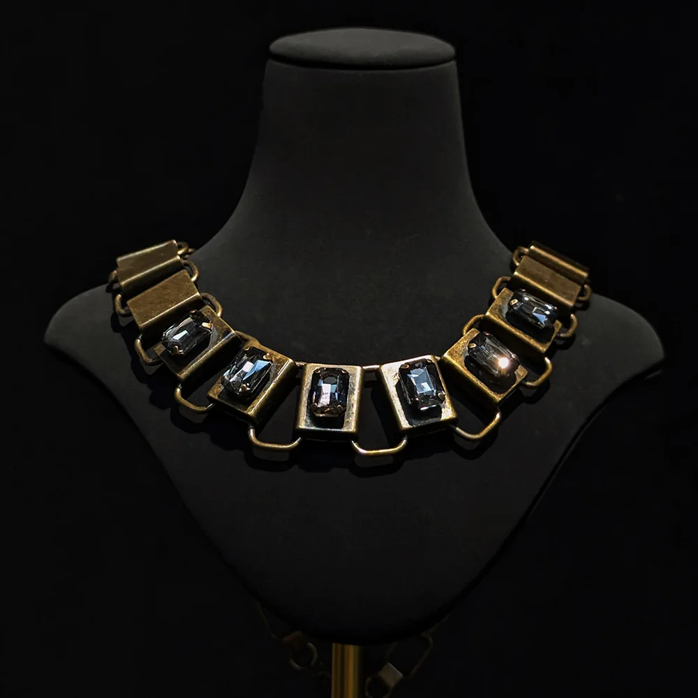 Exaggerated Personality, Old Retro Old Money Style, Medium and Long Wide Version Chain Neutral Claw Inlaid
Exaggerated Personality, Old Retro Old Money Style, Medium and Long Wide Version Chain Neutral Claw Inlaid