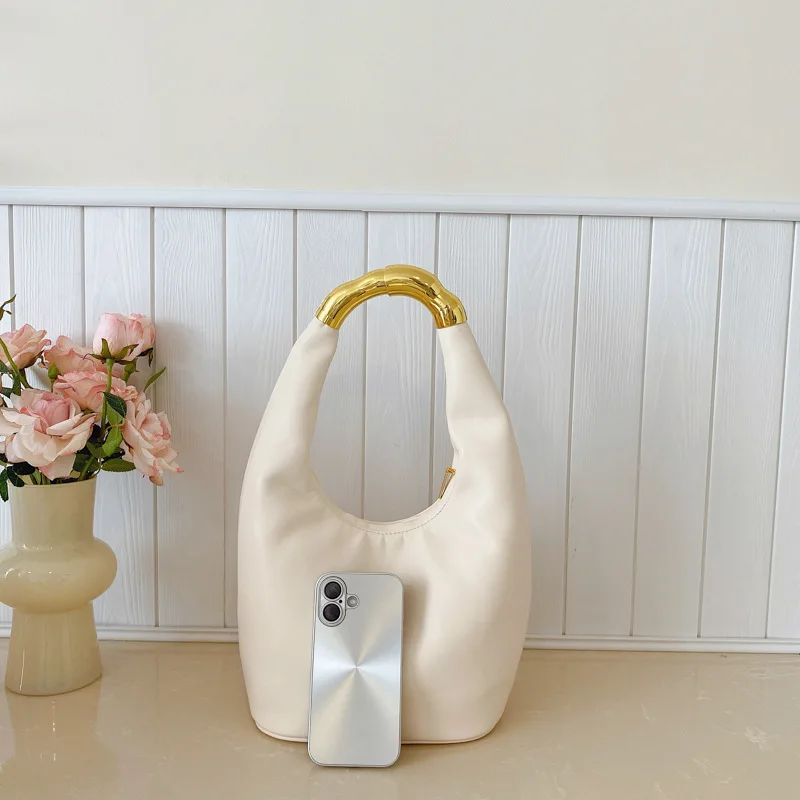 2026 premium sense fashionable metal handle ring PU leather asymmetric portable moon bag
2026 premium sense fashionable metal handle ring PU leather asymmetric portable moon bag