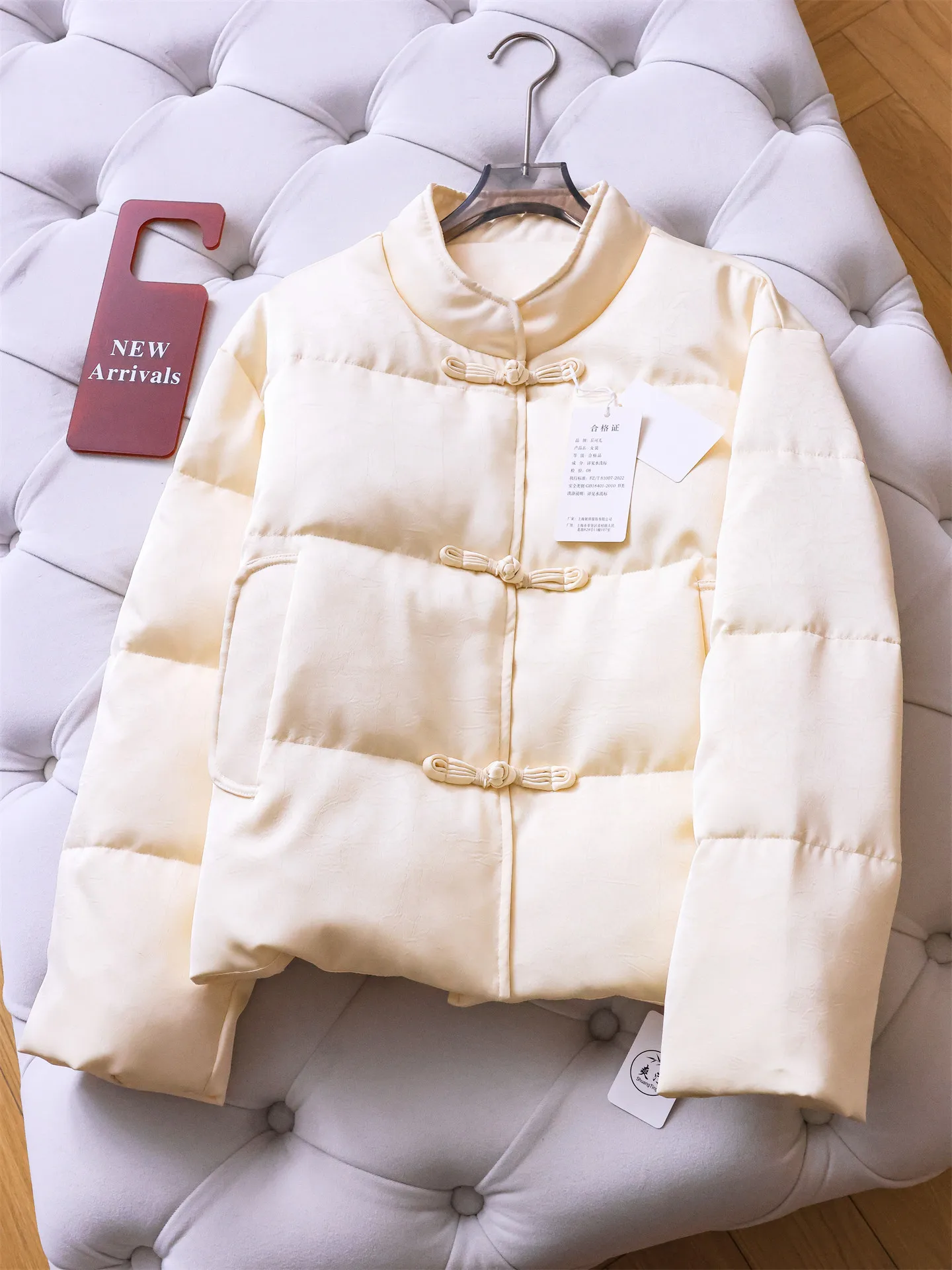 New Chinese Style Thickened Long Sleeve Stand Collar Loose Outerwear Women Cotton Jacket Retro Commute Style Single Button Cl...
New Chinese Style Thickened Long Sleeve Stand Collar Loose Outerwear Women Cotton Jacket Retro Commute Style Single Button Cl...
