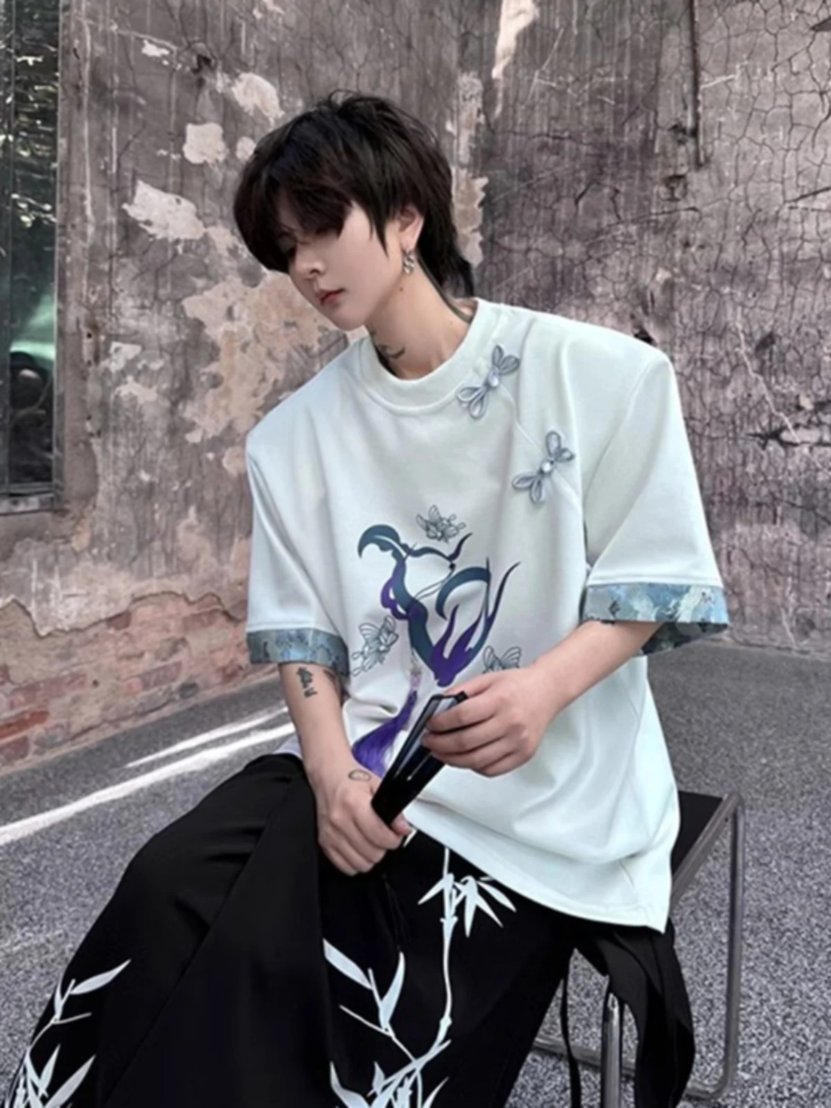 Новая мужская футболка в китайском стиле с коротким рукавом, с пуговицами на плечах, летняя, премиум-класса, с асимметричным подолом и бахромой, из плотной ткани.
Новая мужская футболка в китайском стиле с коротким рукавом, с пуговицами на плечах, летняя, премиум-класса, с асимметричным подолом и бахромой, из плотной ткани.