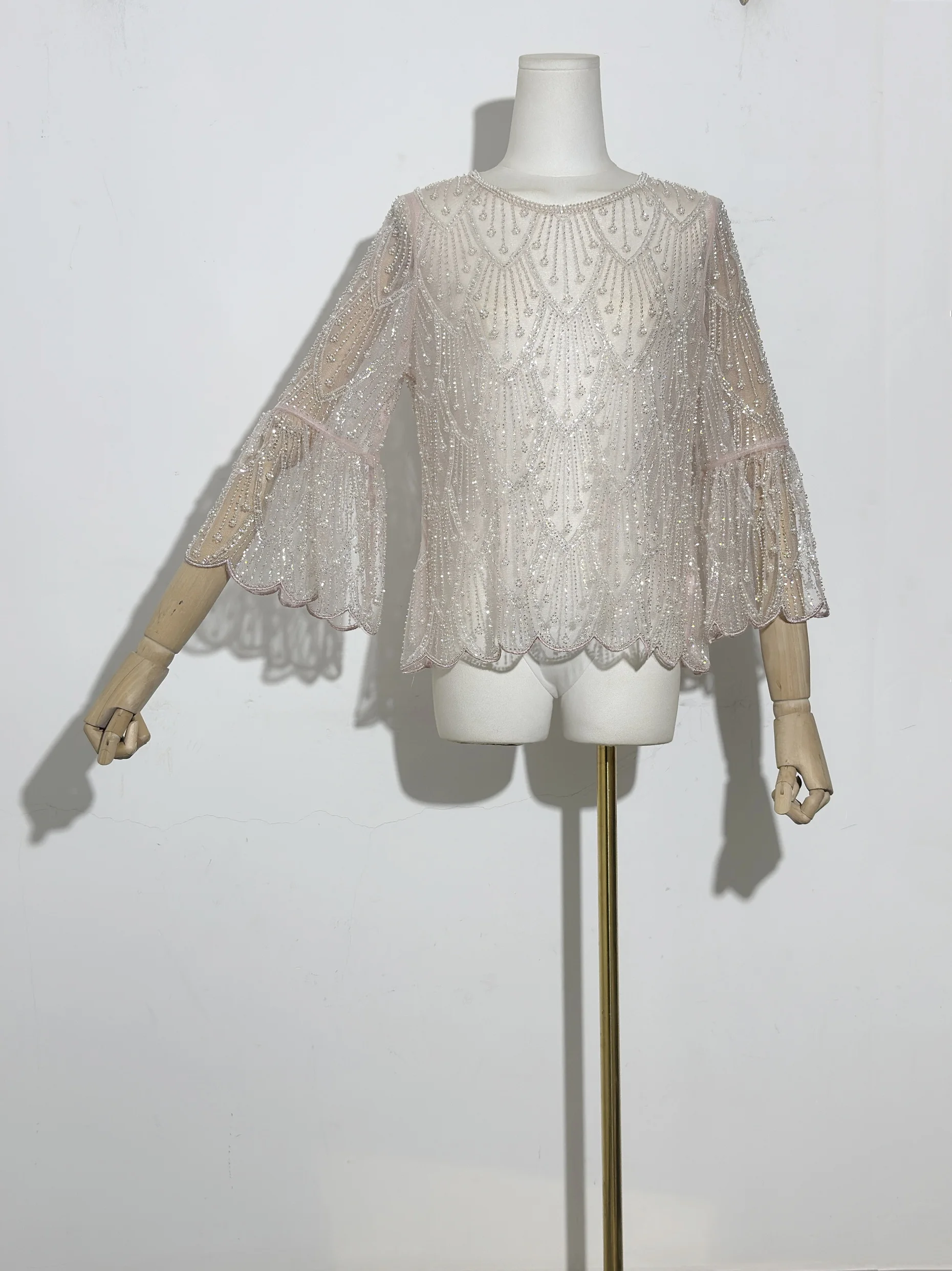 New Glamorous Women Sequin Pearl Beaded Mesh O-Neck Flared Sleeve Scalloped Hem Top Chic Lace Pullover Vintage Embroidery Blouse
New Glamorous Women Sequin Pearl Beaded Mesh O-Neck Flared Sleeve Scalloped Hem Top Chic Lace Pullover Vintage Embroidery Blouse