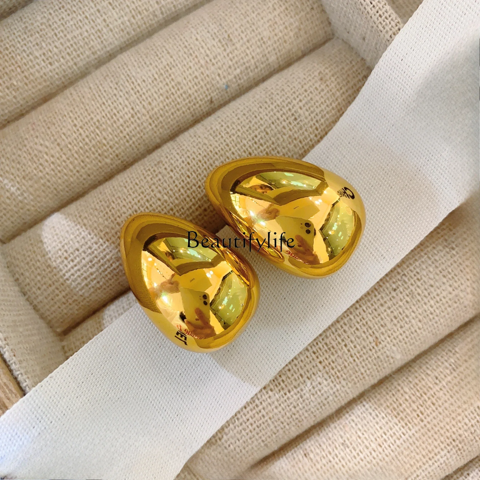 European and American gold and silver large water drop stud earrings, high-end earrings, unique light luxury temperament
European and American gold and silver large water drop stud earrings, high-end earrings, unique light luxury temperament
